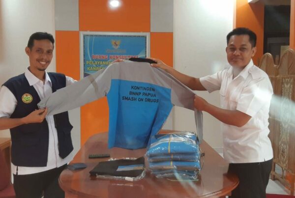 Penyerahan Outfit Traning Atlet Tenis Meja Papua untuk Kejuaraan "Smash On Drugs" di Bali Penyerahan Outfit Traning Atlit PapuaSmash On Drugs