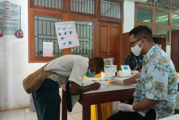 Tes Narkotika Melalui Pemeriksaan Urine Bagi Calon Siswa Kelas X SMKN Kesehatan Jayapura Deteksi Dini Narkotika melalui Pemeriksaan Urin