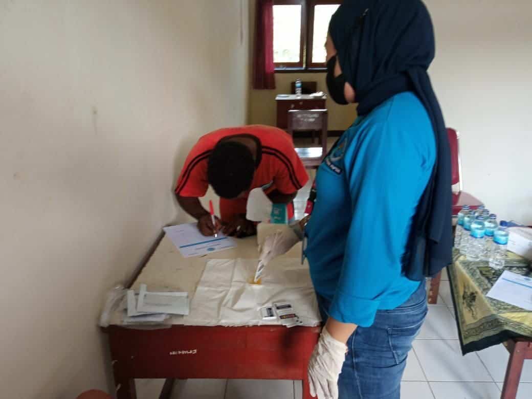 Deteksi Dini Narkotika Melalui Pemeriksaan Urine Bagi Siswa SMA YPK Diaspora Kotaraja Deteksi Dini Narkotika Melalui Pemeriksaan Urine Bagi Siswa SMA YPK Diaspora Kotaraja