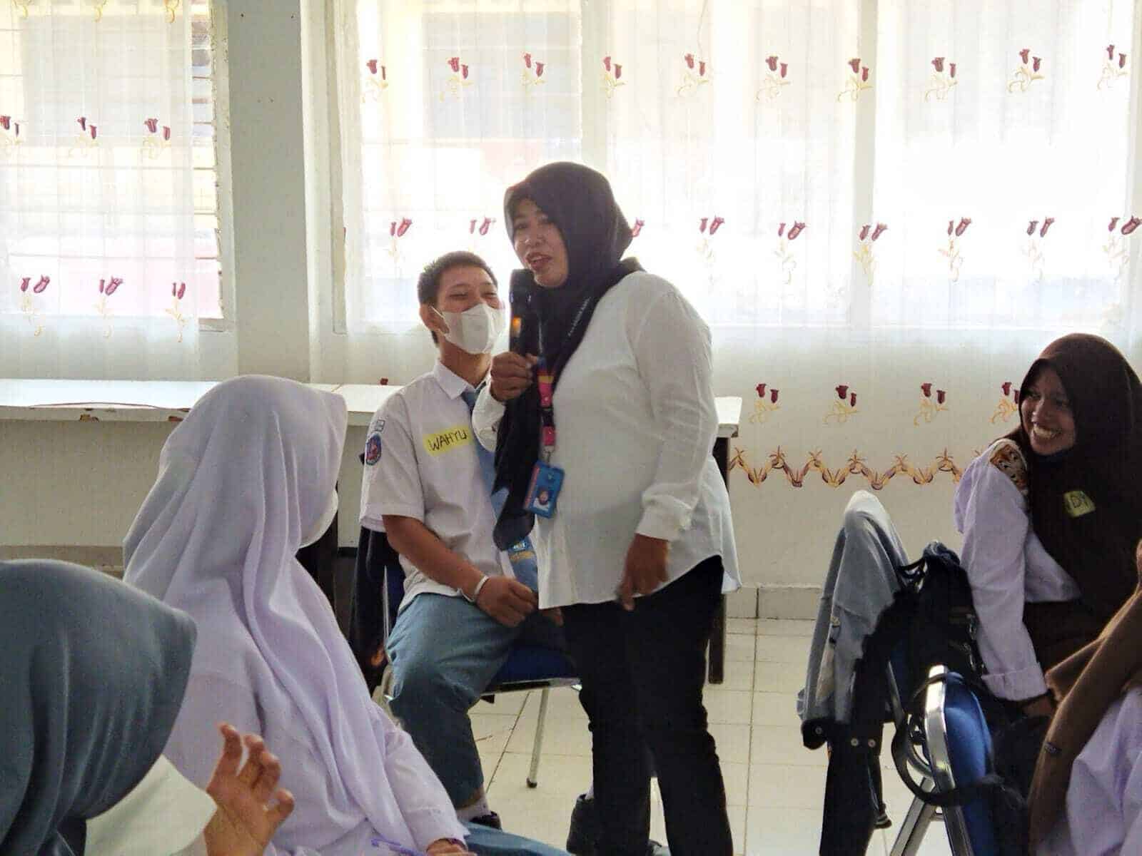 Informasi dan Edukasi Narkoba Bagi Peserta Kegiatan Pelatihan Peer Conselor ke IV Informasi dan Edukasi Narkoba Bagi Peserta Kegiatan Pelatihan Peer Conselor ke IV