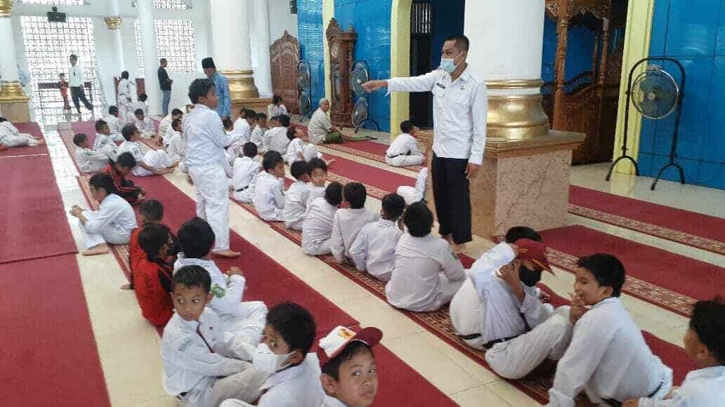 Informasi dan Edukasi Narkoba Bagi Anak-Anak SD di Masjid Al Ikhsan Kotaraja