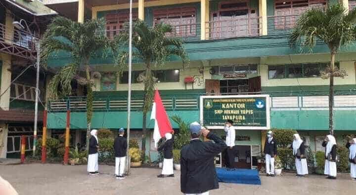 BNNP Papua Menjadi Pembina Upacara di SMP, SMA & SMK Hikmah Yapis Jayapura BNNP Papua Menjadi Pembina Upacara di SMP, SMA & SMK Hikmah Yapis Jayapura