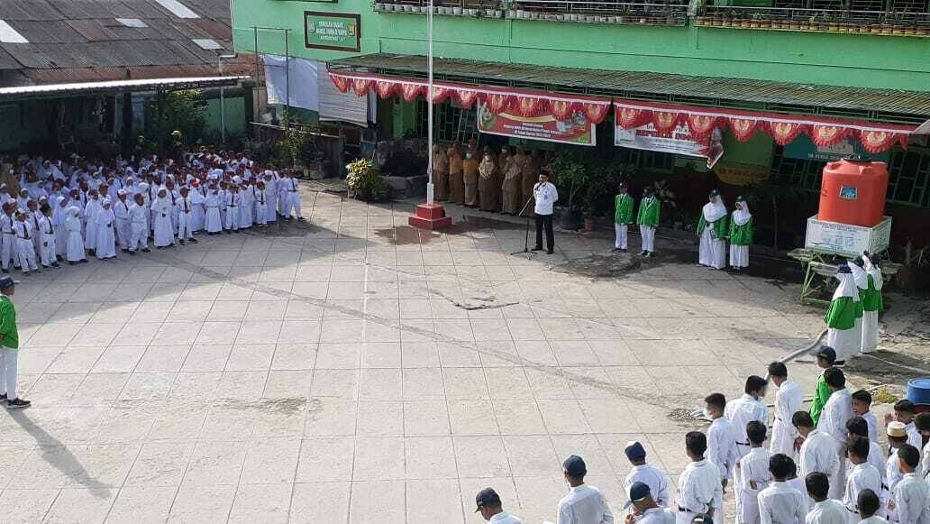 Penyuluhan Narkoba Melalui Pembina Upacara di lapangan upacara SD, MTs, & MA Baiturahim Jayapura Penyuluhan Narkoba Melalui Pembina Upacara