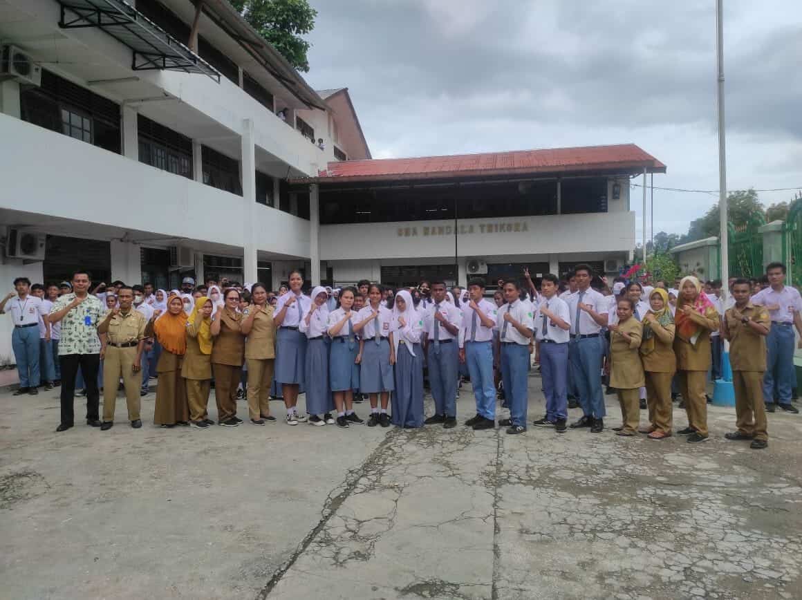 Taping Gema WAR ON DRUGS, Menyanyikan Mars BNN "Anti Narkoba" Dalam Rangka Memecahkan Rekor MURI di SMA Mandala Trikora Jayapura Taping Gema WAR ON DRUGS, Menyanyikan Mars BNN “Anti Narkoba” dalam rangka memecahkan rekor MURI di