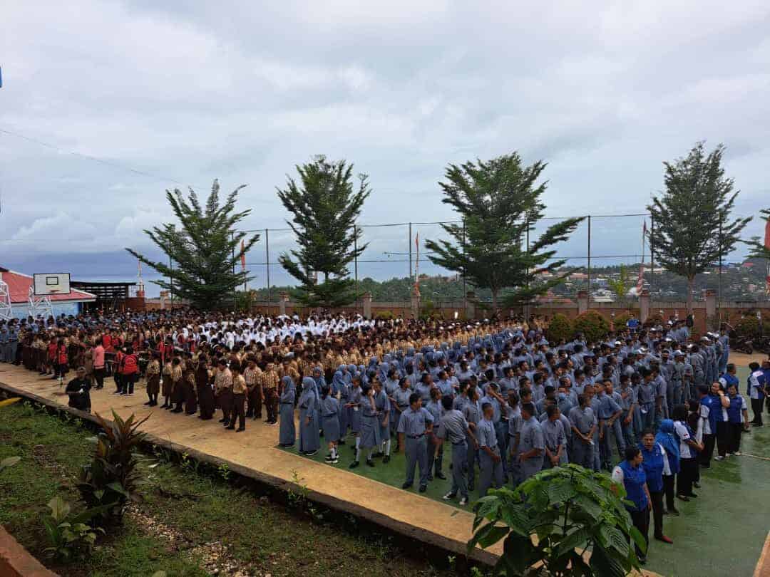 Taping Gema WAR ON DRUGS, Menyanyikan Mars BNN "Anti Narkoba" Dalam Rangka Memecahkan Rekor MURI di SMA Negeri 2 Jayapura Taping Gema WAR ON DRUGS, Menyanyikan Mars BNN “Anti Narkoba” dalam rangka memecahkan rekor MURI