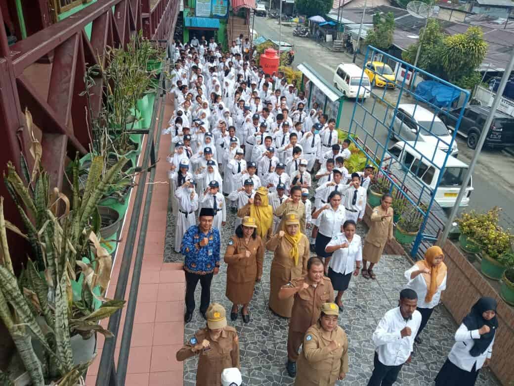 Penyuluhan Narkoba Melalui Pembina Upacara di SMP Kartika VI-I Jayapura Penyuluhan Narkoba Melalui Pembina Upacara di SMP Kartika VI-I Jayapura