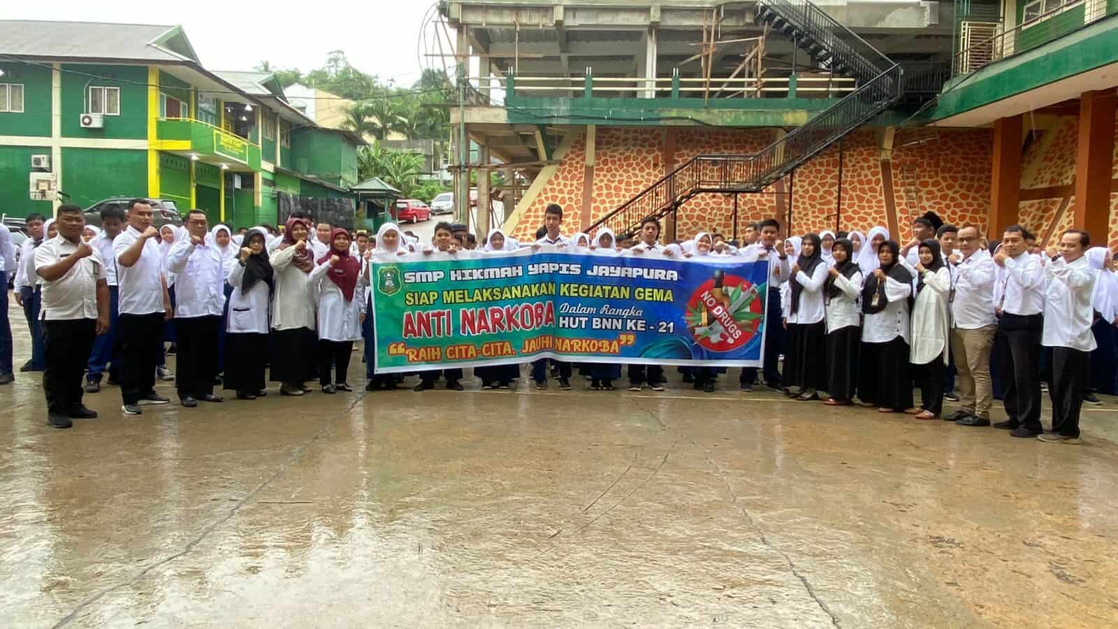 Taping Gema WAR ON DRUGS, Menyanyikan Mars BNN "Anti Narkoba" Dalam Rangka Memecahkan Rekor MURI di MP dan SMK Hikmah Yapis Jayapura “Taping Gema WAR ON DRUGS, Menyanyikan Mars BNN “Anti Narkoba” Dalam Rangka Memecahkan Rekor MURI di