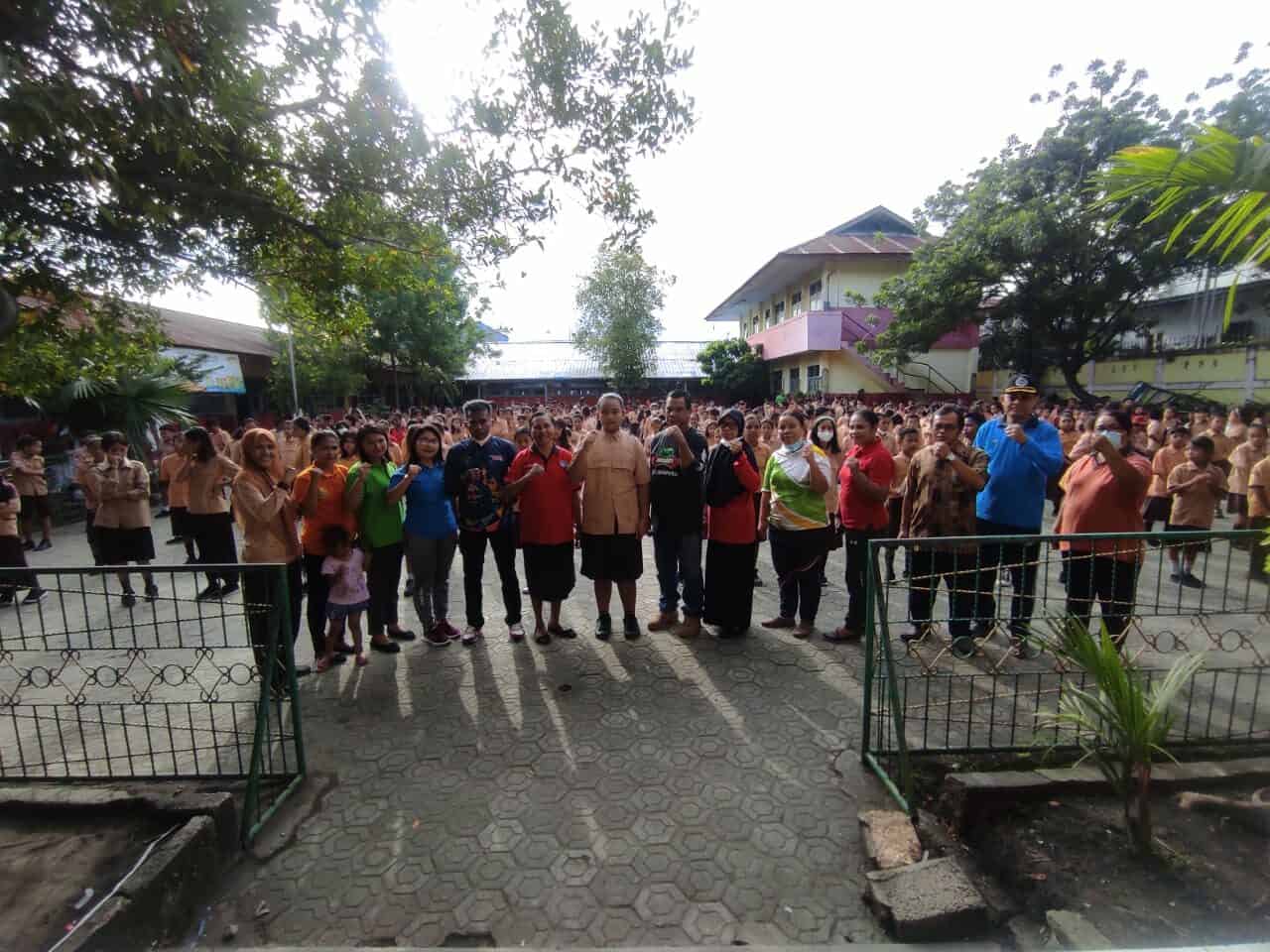 Tapping Video Gema War On Drugs, Menyanyikan Lagu Mars BNN "Anti Narkoba" di SDN INP. Yotefa Jayapura Tapping Video Gema War On Drugs, Menyanyikan Lagu Mars BNN “Anti Narkoba”