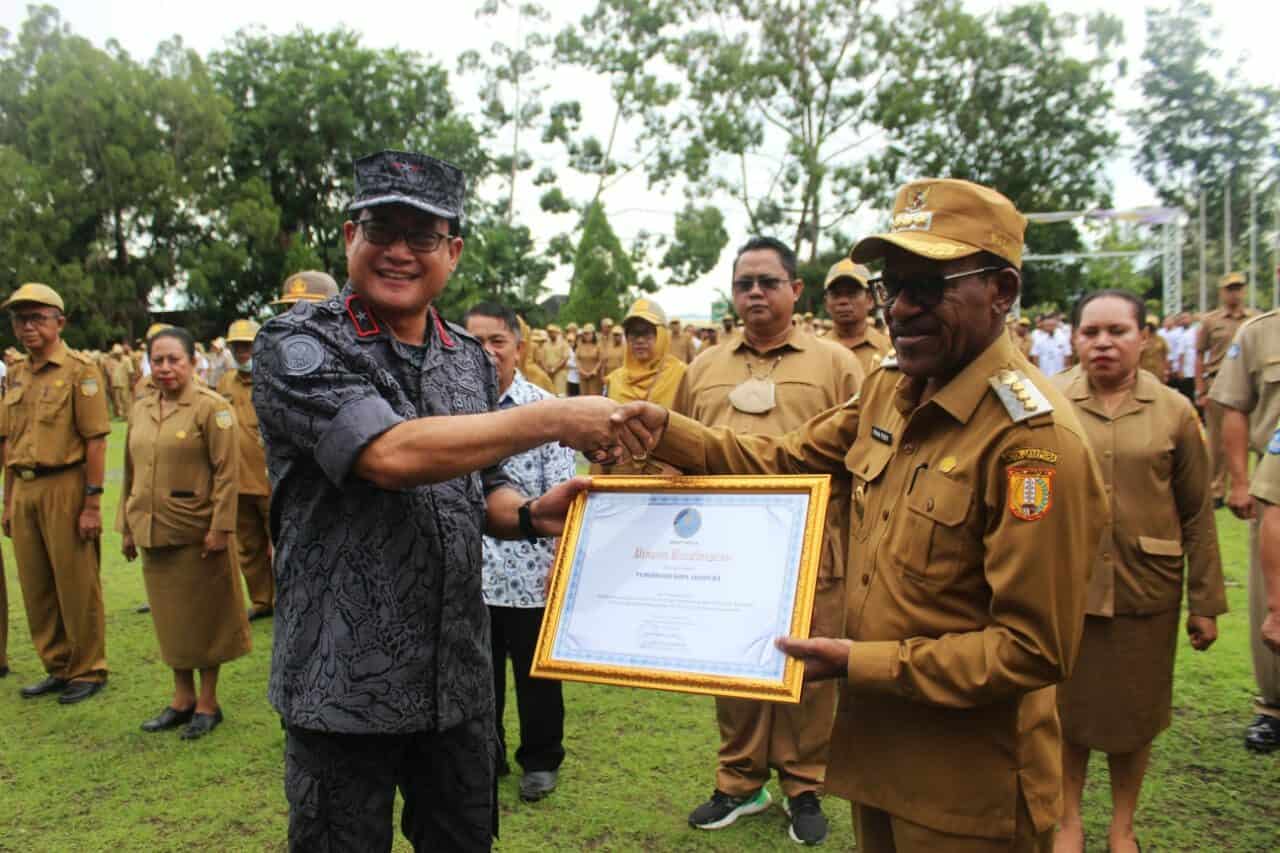Penyerahan Penghargaan Kepada Pj Walikota dan OPD di Lingkungan Kota Jayapura Yang telah Berpartisipasi Dalam GEMA War On Drugs Penyerahan Penghargaan Kepada Pj Walikota dan OPD di Lingkungan Kota Jayapura Yang telah Berpartisipasi Dalam