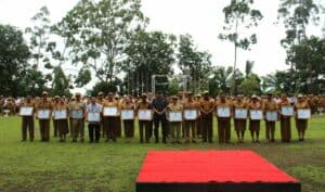 Penyerahan Penghargaan Kepada Pj Walikota dan OPD di Lingkungan Kota Jayapura Yang telah Berpartisipasi Dalam