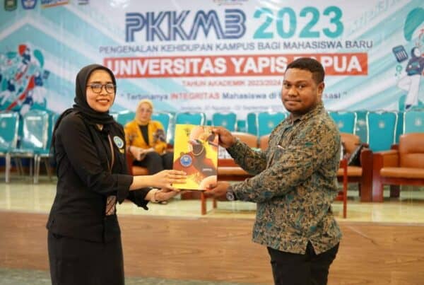 Diseminasi dan informasi pada kegiatan PKKMB Universitas Yapis Jayapura Tahun Akademik 2023/2024